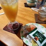 グリンピーす - ドリンク写真:オレンジジュースとお菓子500円税込。