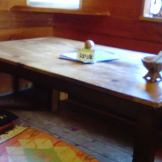 ベンチ椅子のテーブル