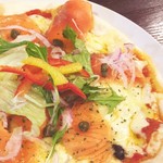 ワインカフェ - スモークサーモンのピッツァ¥680