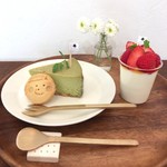 アンズトモモ - 抹茶とホワイトチョコレートのチーズケーキ 450円(税込)
      いちごいっぱいブランマンジェ 430円(税込)
      クッキー 300円(税込)