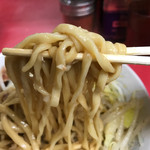 ラーメン二郎 - 麺箸上げ