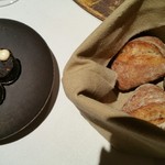 カセント - 血のソーセージ、真っ黒でビックリ！
      パンは、サマーシュさんのです。