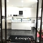 桜山ジェラートLoop - 白を基調をした清潔な店内