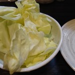 やきとり三亀 - 突き出しのキャベツ