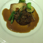 マッシュルーム - 軽く燻製をかけた対馬産猪バラ肉の煮込み ゴボウのソース タマシロノタケのグリエ添え