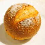 フレンチ サクラ - ディナーコース 7371円 の自家製パン