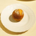 フレンチ サクラ - ディナーコース 7371円 の自家製パン