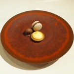 フレンチ サクラ - ディナーコース 7371円 のマカロン、チーズタルト、パッションフルーツのショコラ