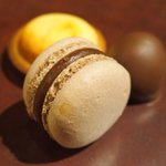 フレンチ サクラ - ディナーコース 7371円 のマカロン、チーズタルト、パッションフルーツのショコラ