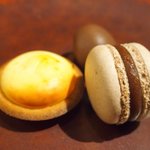 フレンチ サクラ - ディナーコース 7371円 のマカロン、チーズタルト、パッションフルーツのショコラ