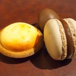 フレンチ サクラ - ディナーコース 7371円 のマカロン、チーズタルト、パッションフルーツのショコラ