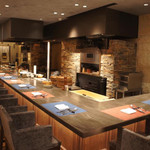 窯焼きステーキ 福田 - 
      ラグジュアリーで落ち着いた雰囲気の店内