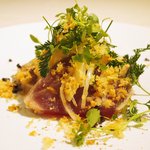 フレンチ サクラ - ディナーコース 7371円 の鰹のタタキ、新玉ねぎのマリネ