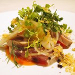 フレンチ サクラ - ディナーコース 7371円 の鰹のタタキ、新玉ねぎのマリネ