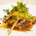 フレンチ サクラ - ディナーコース 7371円 の鰹のタタキ、新玉ねぎのマリネ