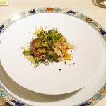 フレンチ サクラ - ディナーコース 7371円 の鰹のタタキ、新玉ねぎのマリネ