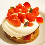 フレンチ サクラ - ディナーコース 7371円 の苺のティラミス、苺とチーズプリン、苺のグラニテ