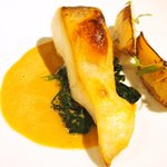 フレンチ サクラ - ディナーコース 7371円 の長崎のマナガツオ、筍、ホウレン草、アメリケーヌソース