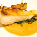 フレンチ サクラ - ディナーコース 7371円 の長崎のマナガツオ、筍、ホウレン草、アメリケーヌソース