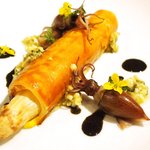 フレンチ サクラ - ディナーコース 7371円 のホワイトアスパラのパイ包み、グリュイエールチーズ、富山のホタルイカを蒸して炙り