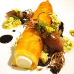 ディナーコース 7371円 のホワイトアスパラのパイ包み、グリュイエールチーズ、富山のホタルイカを蒸して炙り