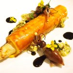 フレンチ サクラ - ディナーコース 7371円 のホワイトアスパラのパイ包み、グリュイエールチーズ、富山のホタルイカを蒸して炙り