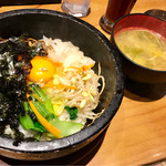 韓菜 - 石焼きビビンバ (スープ、おかず3種、サラダ、カクテキ食べ放題、アイスコーヒー)980円