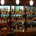 Ton-Sai - 壁面いっぱいのボトルワイン