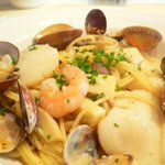ピッコロ・バンビーノ - きのことエビとアサリとホタテのオイルパスタ
