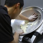 蔓牛 - 人の手により出来上がった麺は、コシが強く、噛み応えのあります。まさに「冷麵」のための麺作り！