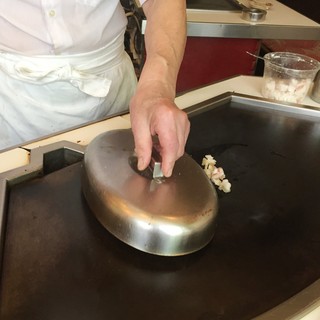 Fujiteppanyaki - ミックスランチ1,000円、鶏肉を蒸し焼き