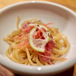 焼肉旬やさい ファンボギ - アードベッグ練り込み麺と自家製生ハムの冷やし中華 ローリエとローズマリーの香り アードベッグのミスト