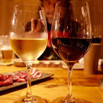 焼肉旬やさい ファンボギ - ワイン越しの小野瀬氏