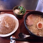 炭焼酒場 虎二 - 醤油ラーメン(にぼし) チャーハンセット (850円)
            サラダ・ドリンク付