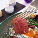 ラ ヴィオレッタ - 岐阜県産　飛騨牛ランプ肉のシーザーサラダ仕立て　こだわりの卵の温泉卵添え　パルミジャーノの雪