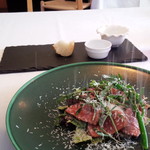 ラ ヴィオレッタ - 岐阜県産　飛騨牛ランプ肉のシーザーサラダ仕立て　こだわりの卵の温泉卵添え　パルミジャーノの雪