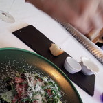 ラ ヴィオレッタ - 岐阜県産　飛騨牛ランプ肉のシーザーサラダ仕立て　こだわりの卵の温泉卵添え　パルミジャーノの雪