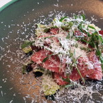 ラ ヴィオレッタ - 岐阜県産　飛騨牛ランプ肉のシーザーサラダ仕立て　こだわりの卵の温泉卵添え　パルミジャーノの雪