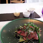 ラ ヴィオレッタ - 岐阜県産　飛騨牛ランプ肉のシーザーサラダ仕立て　こだわりの卵の温泉卵添え　パルミジャーノの雪