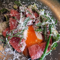 ラ ヴィオレッタ - 岐阜県産　飛騨牛ランプ肉のシーザーサラダ仕立て　こだわりの卵の温泉卵添え　パルミジャーノの雪