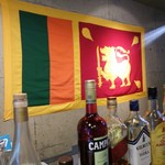 アプサラ レストラン&バー - 一階のカウンターと、スリランカ国旗