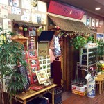 タン・カフェ - 店舗外観。地下にある。