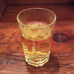 タン・カフェ - 食後にまったりしていたら供された暖かいお茶。小さめのグラスなので一瞬、ショットかと思った。