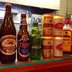 タン・カフェ - カウンター上に並ぶドリンク類。