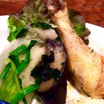 65717466 - "ナスビとロット葉っぱの炒め"、"蒸し鶏もも肉レモン葉風味"のアップ。