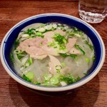 タン・カフェ - 定食にセットされるフォー。鶏肉が浮かんでいる。麺はきしめんのように幅があるものだった。