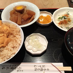 日本橋 お多幸本店 - 「とうめし定食」。
      豆腐は若干崩れておりますが、美味！
      大根サラダのドレッシングはジュレ系です。
      素敵なランチセット、ありがとう。