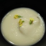 傳 - (2017年4月　訪問)根セロリのすり流し。中には適度な火入れの蛤が。
