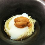 傳 - (2017年4月　訪問)ホワイトアスパラ、温玉、雲丹のせ。鰹の風味が強めのお出汁とバランス良く交わる一椀。