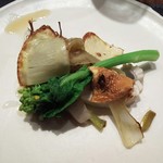 傳 - (2017年4月　訪問)鰆の焼き物、葉玉ねぎ添え。鰆は適度な火入れでフックラ食感、葉玉ねぎの風味も良い仕事をしていました。